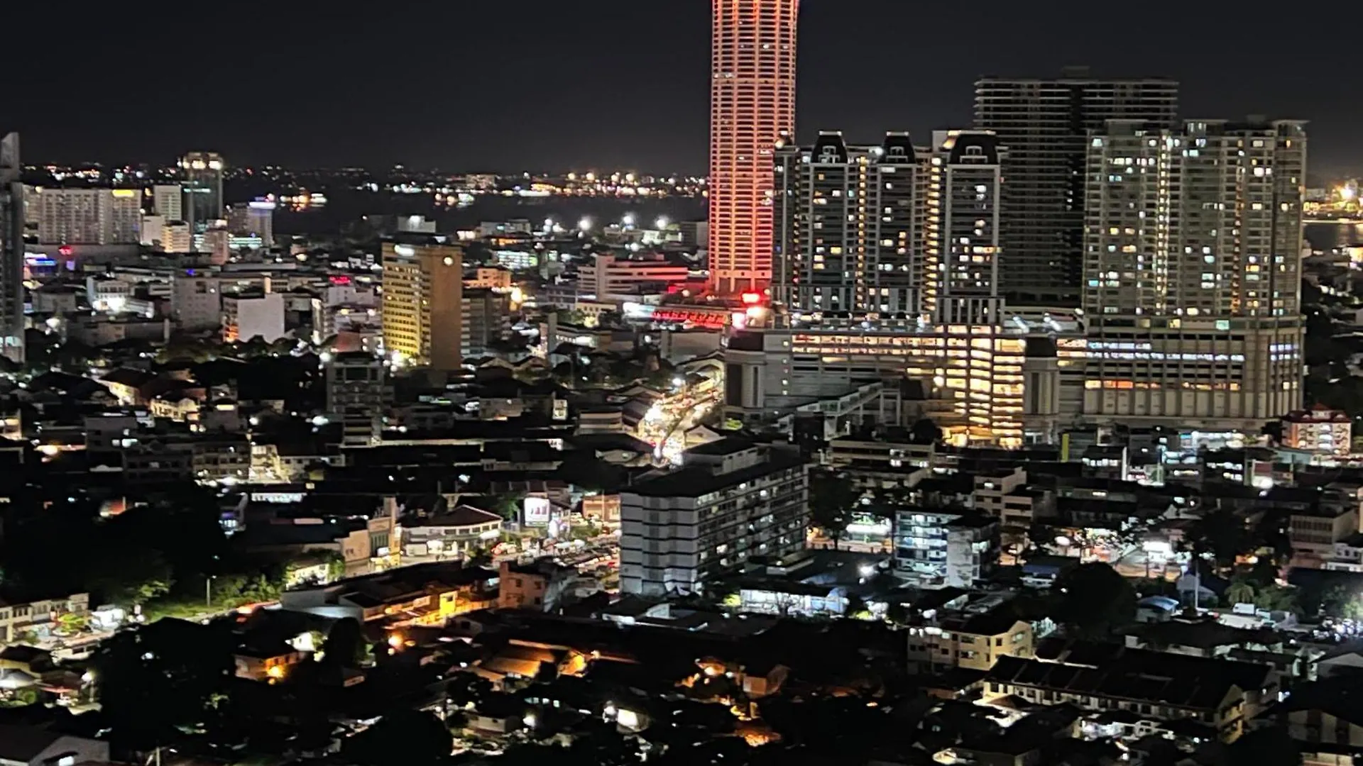 Georgetown Beacon Skypool 9 Pax Family & Baby-Friendly Luxury Suite Penang Ma­lay­sia
